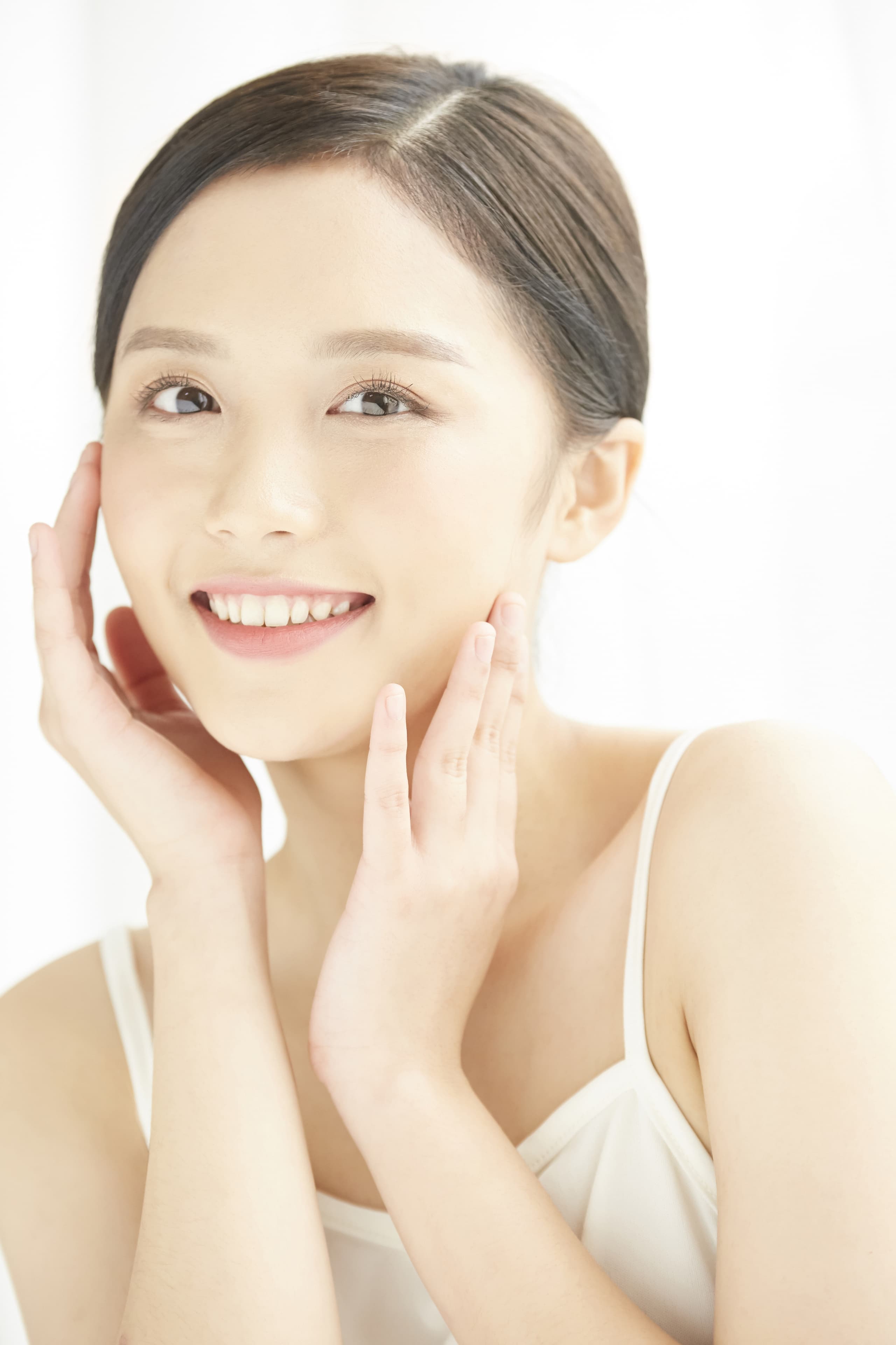 催眠美容サロンに通い美肌を実感する女性